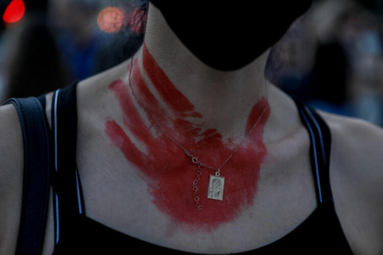 Eteron: Το 65,8% των Ελλήνων συμφωνεί με τον όρο “γυναικοκτονία”