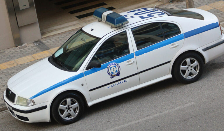 Επεισοδιακή καταδίωξη στη Νίκαια: Σύλληψη μετά από πρόσκρουση σε σταθμευμένα αυτοκίνητα