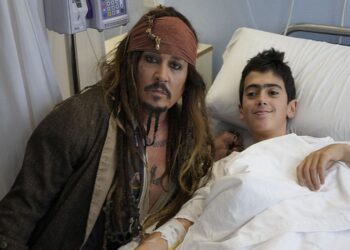 Ο Τζόνι Ντεπ ντύθηκε Τζακ Σπάροου και επισκέφθηκε μικρούς ασθενείς σε νοσοκομείο στην Ισπανία