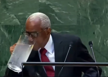 Γκάφα του προέδρου της Αϊτής στη Γενική Συνέλευση του ΟΗΕ – Ήπιε νερό από την κανάτα και έγινε μούσκεμα (Video)