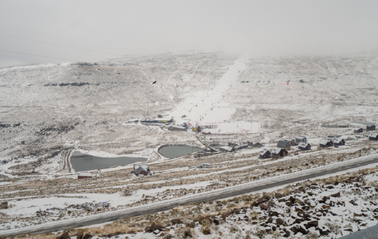 Νότια Αφρική: Τεράστια μποτιλιαρίσματα εξαιτίας του χιονιού- Μια γυναίκα έχασε τη ζωή της