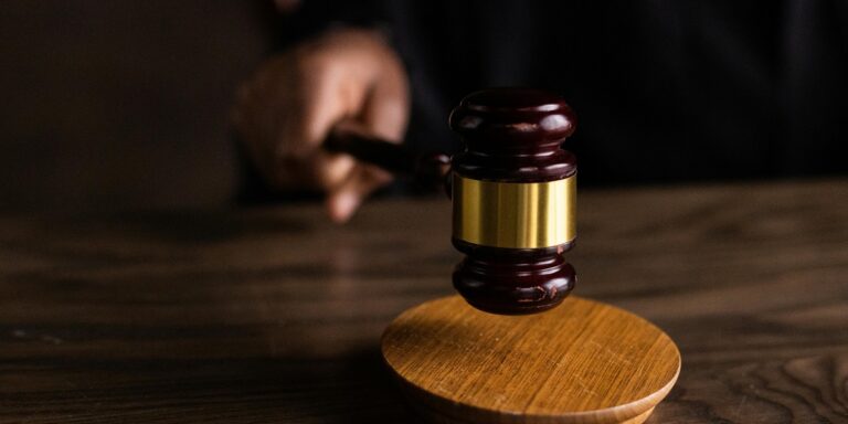 Θεσσαλονίκη: Ποινή φυλάκισης για τη18χρονη και τον σύντροφό της που ξυλοκόπησαν τον πρώην της και τον πατέρα του