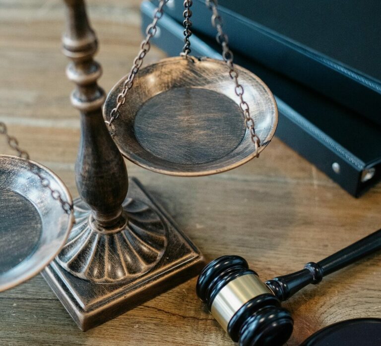 Κρήτη: Παραμονή της δίκης για πυροβολισμούς σε ταβέρνα βρέθηκε με πιστόλι έξω από τα δικαστήρια