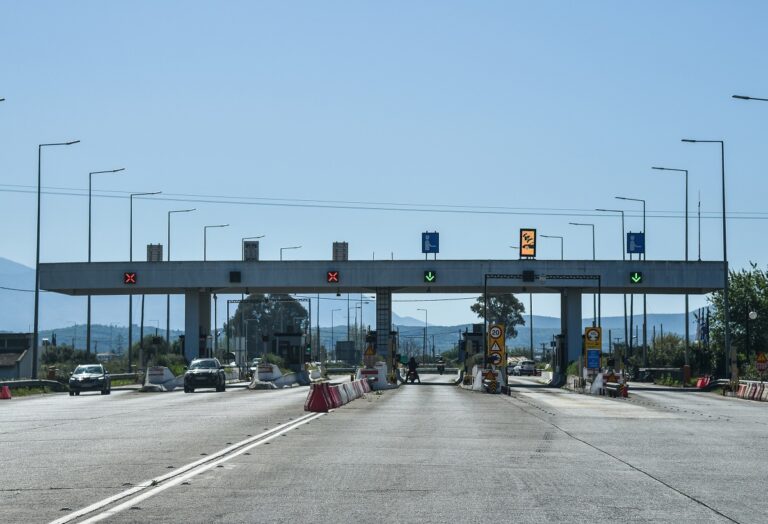 Δωρεάν η διέλευση έως τα μεσάνυχτα από τα διόδια της Αγίας Τριάδας στο ρεύμα προς Αθήνα