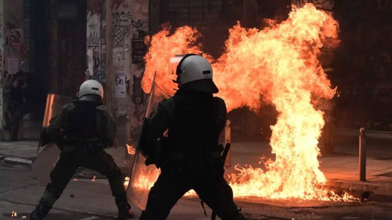 Θεσσαλονίκη: Επεισόδια στο ΑΠΘ με χημικά, μολότοφ και προσαγωγές (βίντεο)