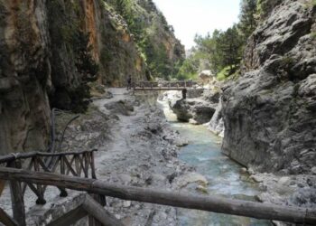 Τραγωδία στο φαράγγι της Σαμαριάς: Νεκρή γυναίκα από πτώση βράχου -Επιχείρηση της ΕΜΑΚ για δεκάδες εγκλωβισμένους