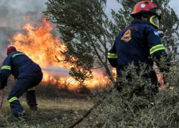 Μαίνεται η φωτιά στο Ξυλόκαστρο – Ολονύκτια μάχη με τις φλόγες