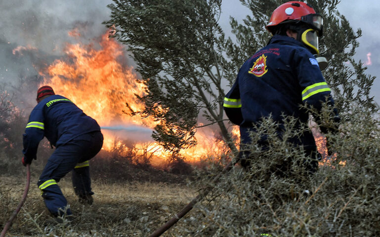 Μαίνεται η φωτιά στο Ξυλόκαστρο – Ολονύκτια μάχη με τις φλόγες