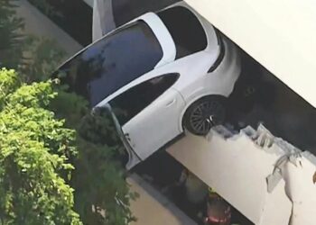 Σοκαριστικό τροχαίο στη Φλόριντα: Αυτοκίνητο κρεμάστηκε από τον… τρίτο όροφο και η οδηγός βρισκόταν μέσα (Photo & Video)