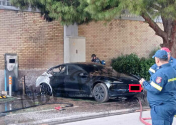 Φωτιά ηλεκτρικό αυτοκίνητο