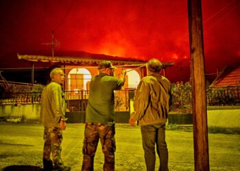 Ξυλόκαστρο: Βρέθηκαν δύο απανθρακωμένες σοροί- Ολονύχτια μάχη από τις πυροσβεστικές δυνάμεις- Κλειστά τα σχολεία