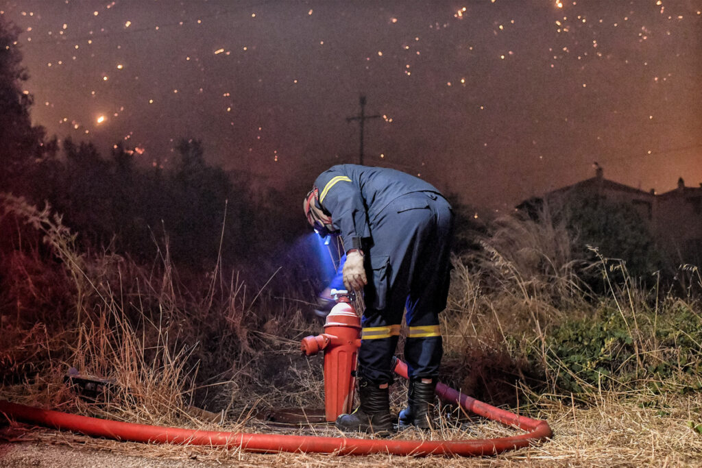 Ήχησε ξανά το 112 για τη φωτιά στην Κορινθία: Εκκενώνονται τέσσερις οικισμοί – Μεγάλες αναζωπυρώσεις στην περιοχή