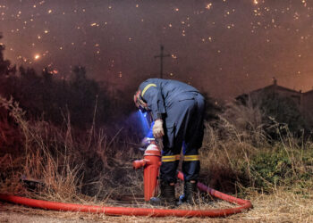 Μάχη με πολλές ενεργές εστίες στο Ξυλόκαστρο: Μπαράζ μηνυμάτων του 112 και εκκενώσεις – Κλειστά τα σχολεία