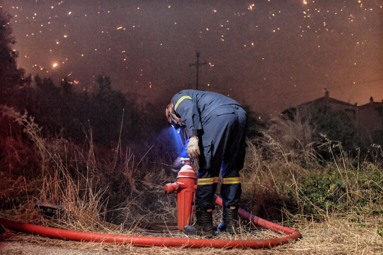 Ήχησε ξανά το 112 για τη φωτιά στην Κορινθία: Εκκενώνονται τέσσερις οικισμοί – Μεγάλες αναζωπυρώσεις στην περιοχή