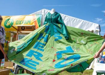 Φεστιβάλ Γκλάστονμπερι: Ανακυκλωμένες σκηνές έγιναν φόρεμα για την Εβδομάδα Μόδας του Λονδίνου