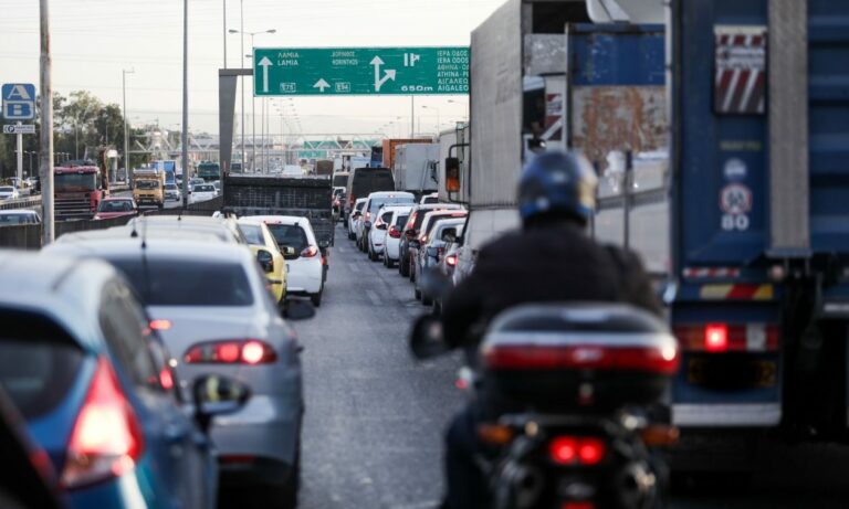 Κίνηση στους δρόμους: «Κόκκινος» ο Κηφισός – Καθυστερήσεις και στην Αττική Οδό