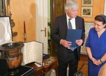 Στην Λίνα Μενδώνη παρέδωσε αρχαίο αγγείο, εγγονός Ιταλού πρώην πρωθυπουργού