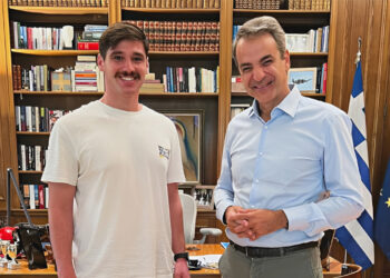 Στο Μέγαρο Μαξίμου ο Εύζωνας που έκλαψε στην τελευταία σκοπιά