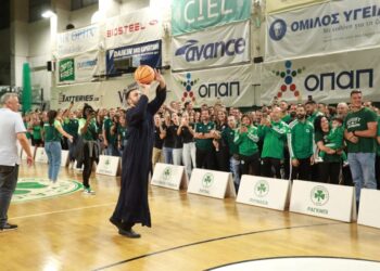 Παναθηναϊκός: Έκλεψε την παράσταση ο… σουτέρ παπάς στον αγιασμό του Ερασιτέχνη