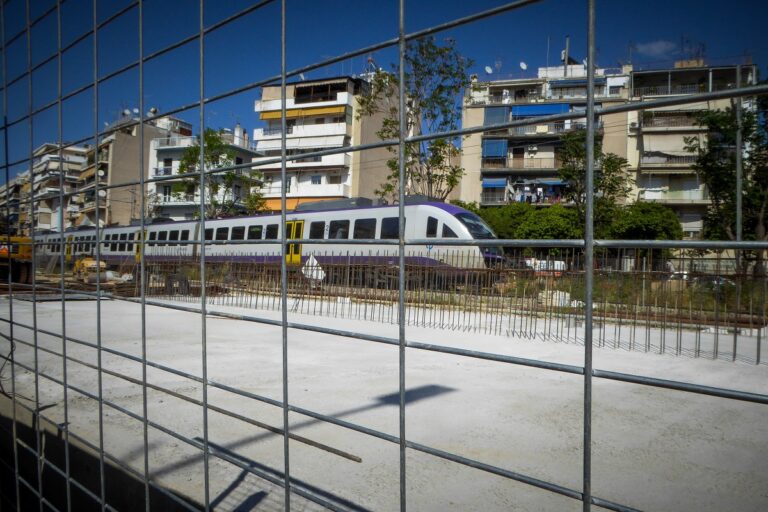 Παραλίγο σύγκρουση τρένων: Συρμός του προαστιακού μπήκε στη γραμμή του Μετρό – Τι απαντά η Hellenic Τrain