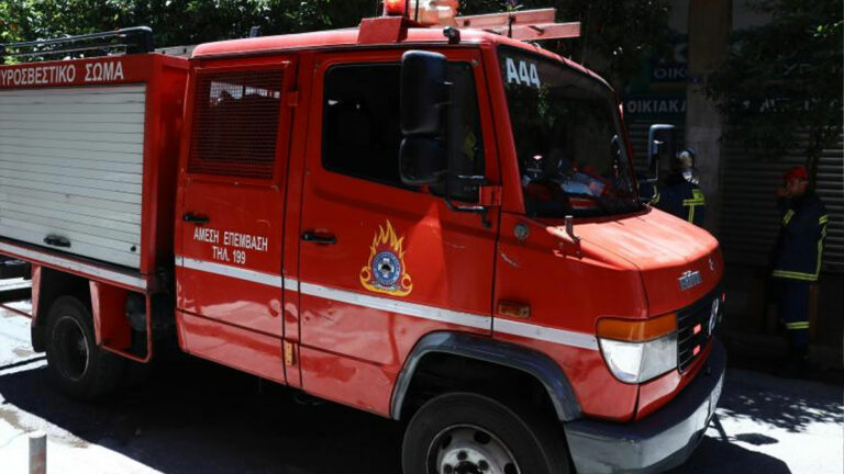 Φωτιά σε κτήριο στην πλατεία της Νίκαιας