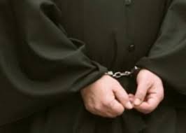 Συνελήφθη ρασοφόρος στη Νέα Φιλαδέλφεια – Έδειχνε τα γεννητικά του όργανα σε παιδιά δημοτικού