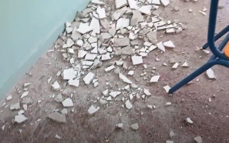 Θεσσαλονίκη: Έπεσαν σοβάδες σε σχολική αίθουσα εν ώρα μαθήματος (video)