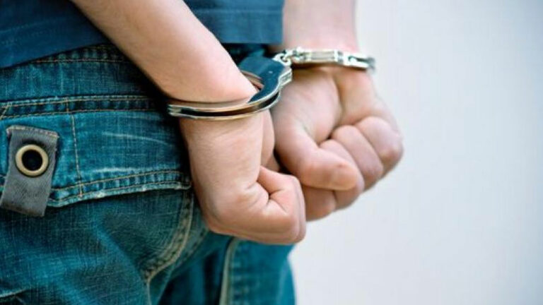 Συνελήφθη 28χρονος για τον οποίο εκκρεμούσαν δύο εντάλματα σύλληψης