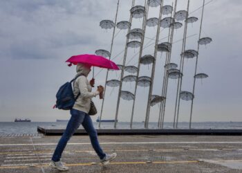 Ψυχρό μέτωπο φέρνει βροχές και πτώση της θερμοκρασίας από την Κυριακή – Η πρόγνωση Κολυδά