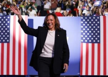 Προβάδισμα της Χάρις έναντι του Τραμπ σε τρεις κρίσιμες Πολιτείες