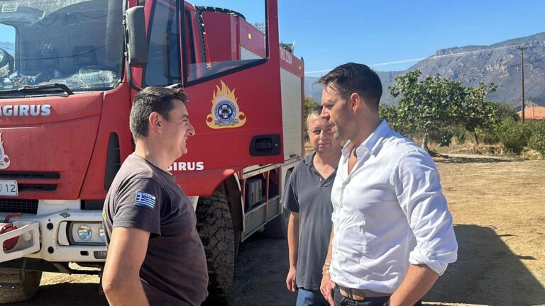 Αυτοψία Κασσελάκη στο Ξυλόκαστρο μετά τη φωτιά: «Η ζημιά μετά από λίγες εβδομάδες ξεχνιέται από τους αρμοδίους»