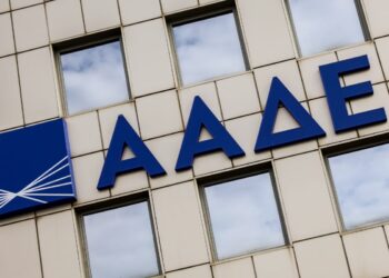 Εφορία: Κινδυνεύουν με κατασχέσεις 600.000 φορολογούμενοι – Στο στόχαστρο της ΑΑΔΕ όσοι χρωστούν πάνω από 500 ευρώ