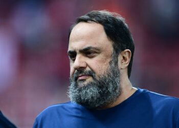 Αγγλία: Σάλος με Μαρινάκη και τις… φθηνές δικαιολογίες για το φτύσιμο στους διαιτητές