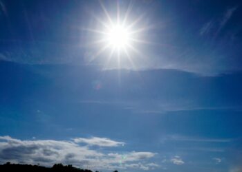 Καιρός: Γενικά αίθριος με τοπικά αυξημένες νεφώσεις – Πότε πέφτει η θερμοκρασία