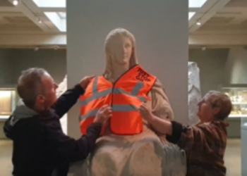 Ακτιβιστές φόρεσαν γιλέκο στην Θέα Δήμητρα στο Βρετανικό Μουσείο (video, photo)