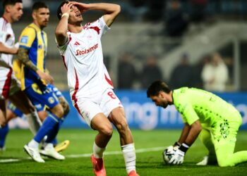 Ο Έλον Μασκ διαψεύδει δημοσίευμα ότι εργαζόταν παράνομα στις ΗΠΑ τη δεκαετία του 1990