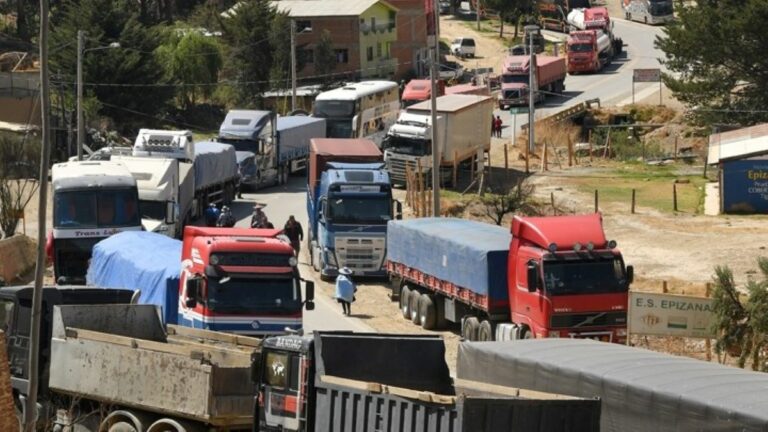 Βολιβία: Περίπου 20 στρατιώτες αιχμάλωτοι στο στρατόπεδό τους   