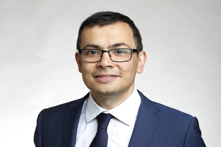 Ποιος είναι ο Ελληνοκύπριος Demis Hassabis που βραβεύτηκε με το Νόμπελ Χημείας