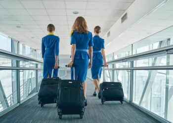 Αεροπορική εταιρεία υπενθυμίζει στις υποψήφιες αεροσυνοδούς ότι πρέπει να φορούν εσώρουχα