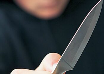 Σοβαρό επεισόδιο στους Αμπελόκηπους: Νεαρός με μαχαίρι επιχείρησε να επιτεθεί σε υπάλληλο μίνι μάρκετ