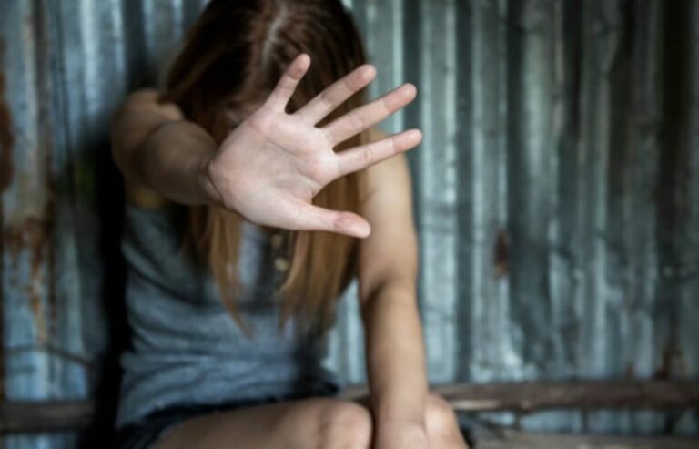 Φρίκη σε χωριό της Λέσβου: Καταγγελία για βιασμό 14χρονης από δύο άνδρες – Την απειλούσαν ότι θα ανεβάσουν το βίντεο στο διαδίκτυο