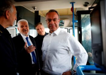 Θεσσαλονίκη: Ο Σταϊκούρας επιθεώρησε τα νέα λεωφορεία του ΟΑΣΘ (photos)