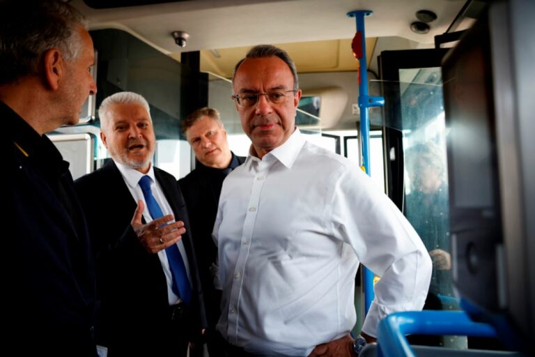 Θεσσαλονίκη: Ο Σταϊκούρας επιθεώρησε τα νέα λεωφορεία του ΟΑΣΘ (photos)