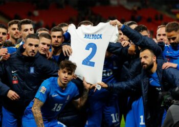 Αγγλία – Ελλάδα: Ο Guardian υποκλίνεται στη «γαλανόλευκη» – Η συγκλονιστική ομιλία του αρχηγού Τάσου Μπακασέτα στα αποδυτήρια