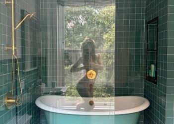 Έμιλι Ραταϊκόφσκι: Ποζάρει εντελώς γυμνή σε μια σέξι selfie στο μπάνιο της