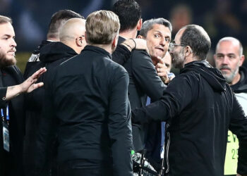 Σοβαρά επεισόδια στη φυσούνα μετά το ΑΕΚ-ΠΑΟΚ με ένταση και παρεμβάσεις Αστυνομίας