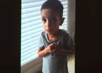 Συγκλονιστικό βίντεο: 4χρονος παρακαλούσε τον πατέρα του για ένα κομμάτι ψωμί και τον άφησε να πεθάνει από ασιτία