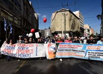 Στους δρόμους οι εκπαιδευτικοί: Μεγάλη συμμετοχή στην κινητοποίηση στο κέντρο της Αθήνας (video)
