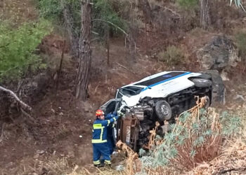 Πτώση ασθενοφόρου σε χαντάκι στην Καισαριανή – Αναφορές για τραυματίες