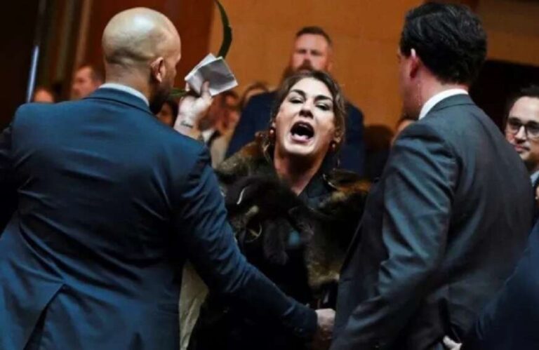 «Δεν είσαι βασιλιάς μου»: Χαμός στην Αυστραλία με γερουσιαστή να επιτίθεται στον Κάρολο (video)